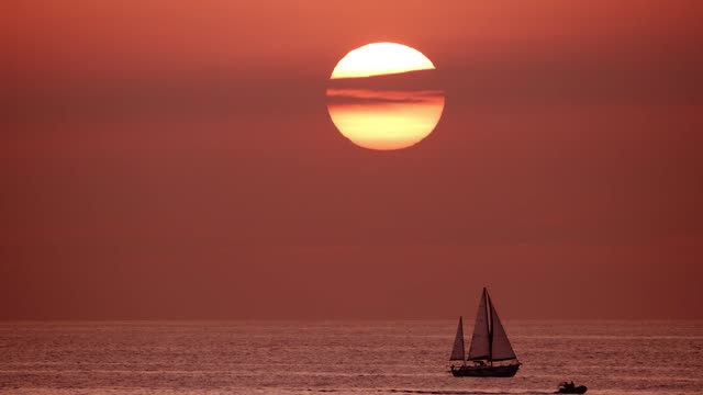VIEW OF THE HORIZON IN THE SEA WHILE A SAILBOAT - BACKGROUND VIDEO