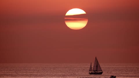 VIEW OF THE HORIZON IN THE SEA WHILE A SAILBOAT - BACKGROUND VIDEO