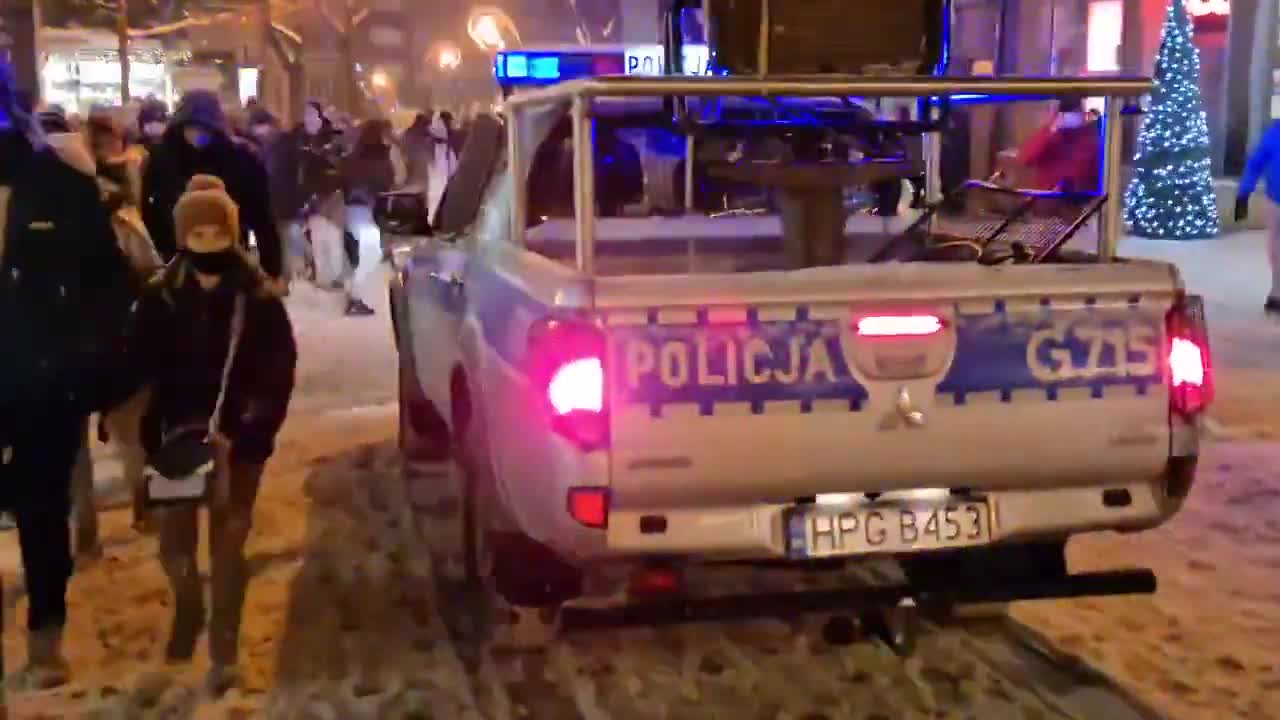 in polonia la gente si frega della polizia