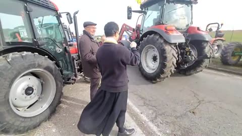 French priest blessing the protesting farmers ✝️✝️