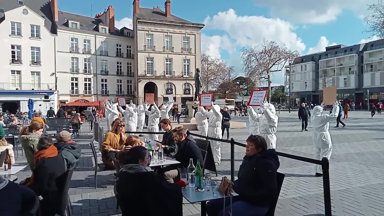 les Masques Blancs Nantes Action Pancartes le 5 mars 2022