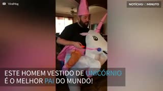 Este homem vestido de unicórnio é o melhor pai do mundo!