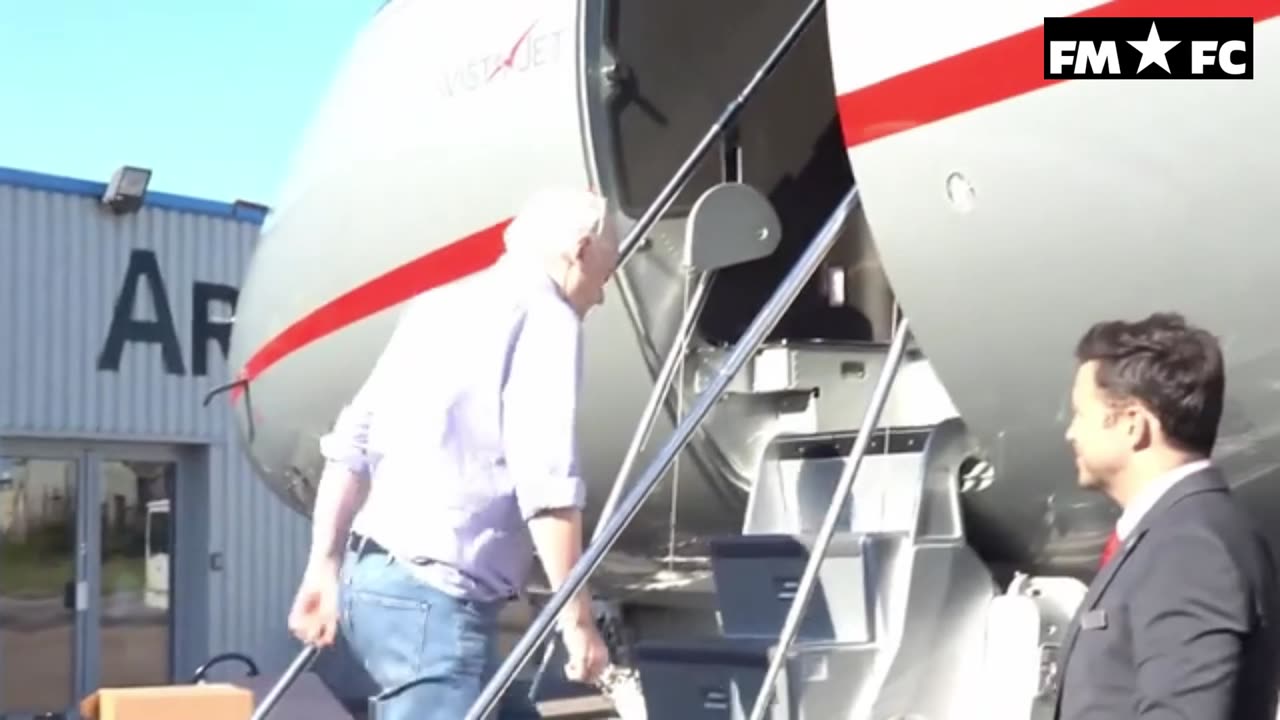 WikiLeaks founder Julian Assange 'boards plane out of UK'