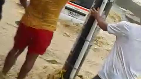 Este es el momento en que un arroyo desaparece un vehículo