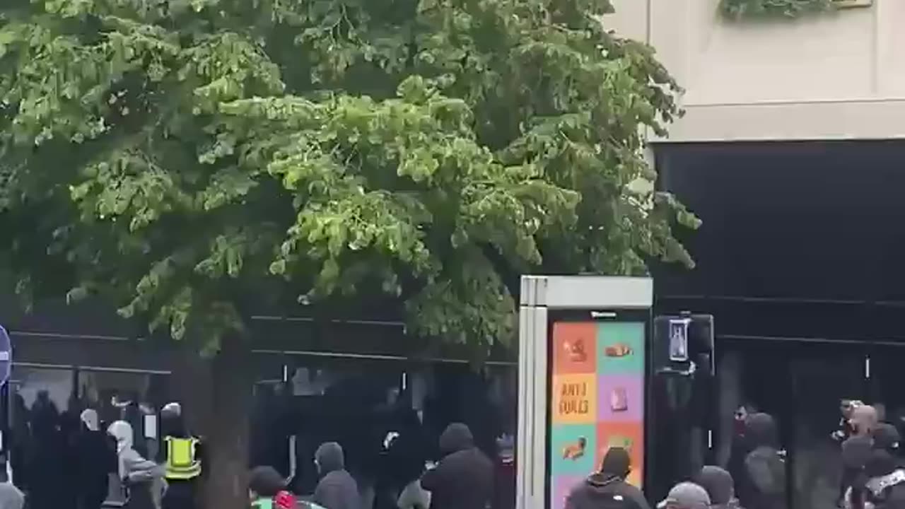 🚨BREAKING Masked Muslims are on the move in Sheffield. Many are armed