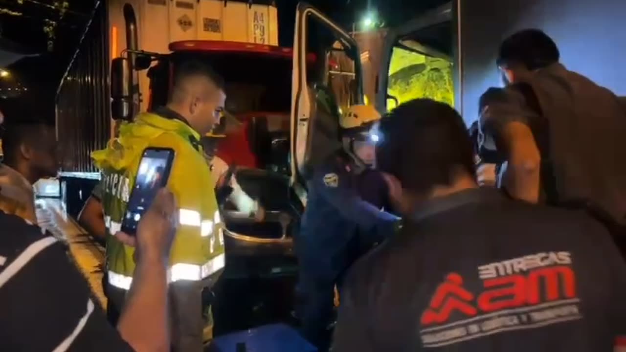 Accidente en San Gil, rescate de un conductor