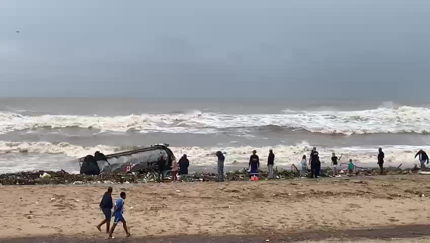 KZN FLOODS_TANKER WASH UP_12042022