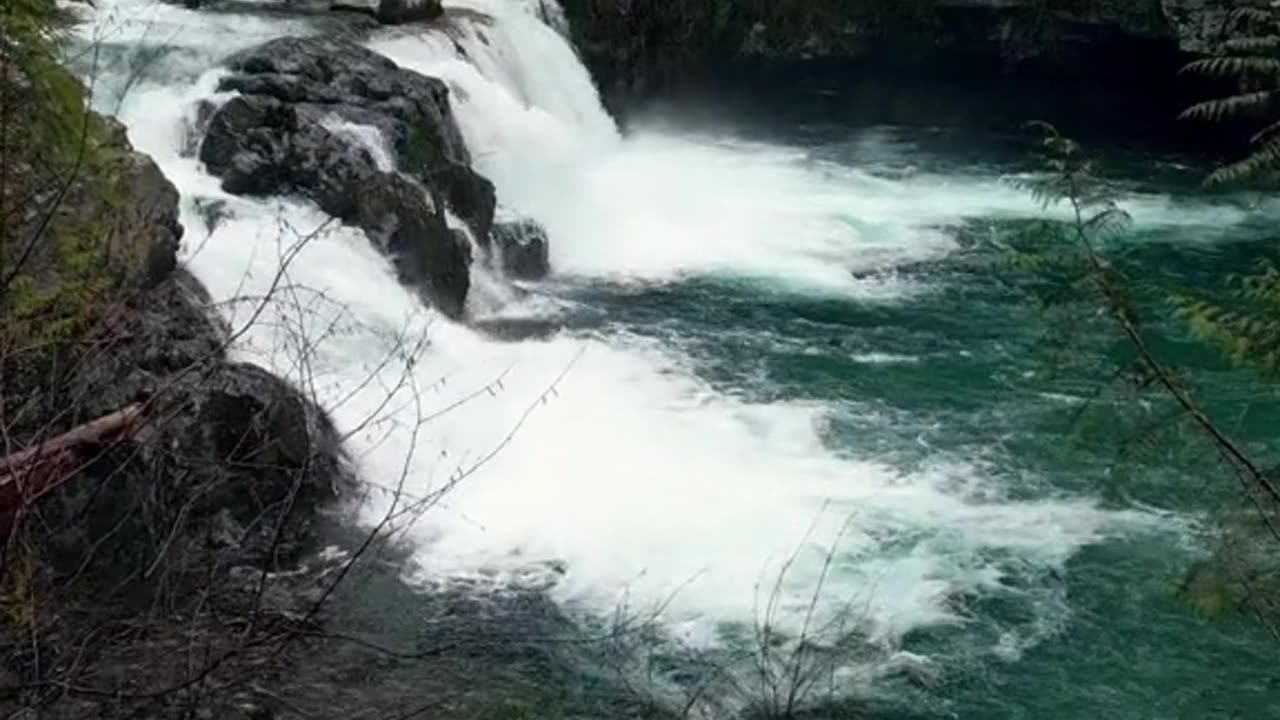 #waterfall #bueatifullwaterfall #bueatyofworld #Montains #sea #chrush #viral #factsvideo #peacefull