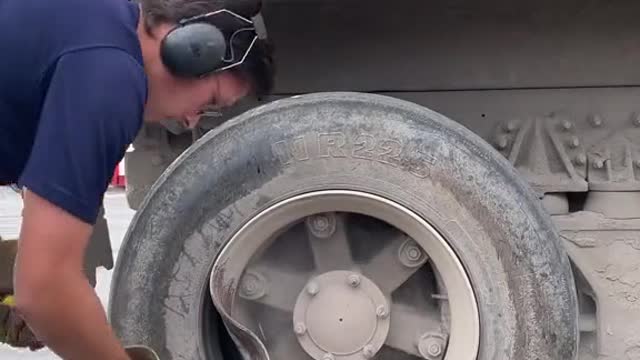 Da truck tire deformation car repair automobile maintenance