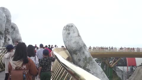 Dos gigantescas manos sostienen el nuevo "puente dorado" de Vietnam