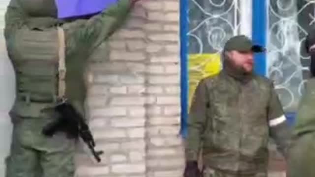 Soldiers of the DPR army raised the flag over the administration of the Left Bank