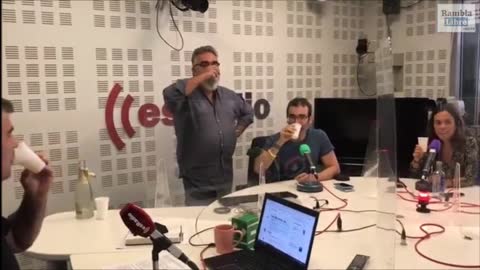 Compañeros de Elia Rodríguez brindan por ella al final del programa