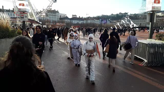 Les AMsques Blancs Lyon Action Esclavage le 4 décembre 2021