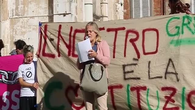 2021-10-15/04 - Corteo NO GREEN PASS - Lucca Consapevole. Intervento di Claudia Bonsanti