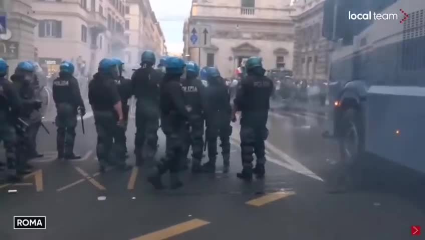 Pagati per pestare i civili