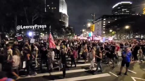 THOUSANDS OF NEW YORKERS PROTEST THE JAB!