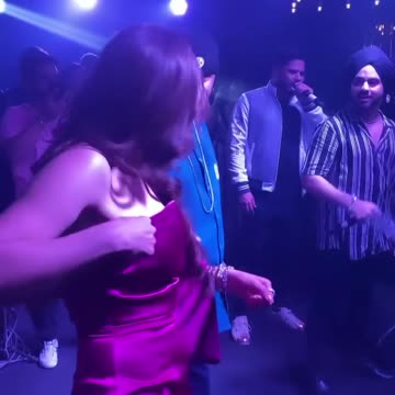 Urvashi Rautela's Bold Dance With Honey Singh | Escapes Wardrobe Malfunction | Video Viral