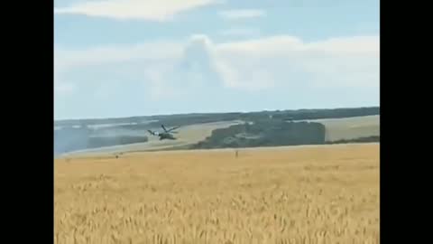 Ukrainian Mi-24 deliberately shoots off heat traps, setting fire to fields near Kherson