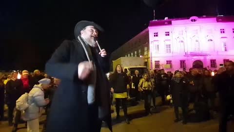 Alexander Ehrlich hält eine Rede vor der Präsidentschaftskanzlei in WIen