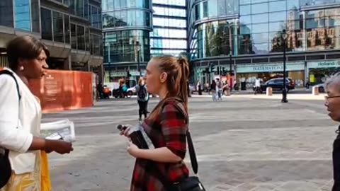 Sarah’s ministries for Jesus Christ 🕊 is live outside Westminster cathedral #Lo