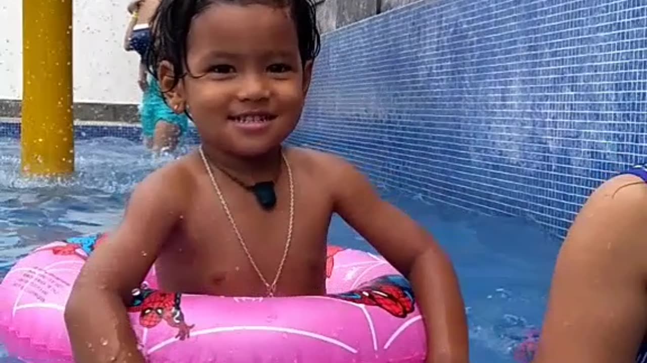 Little Princess try to learn swim.