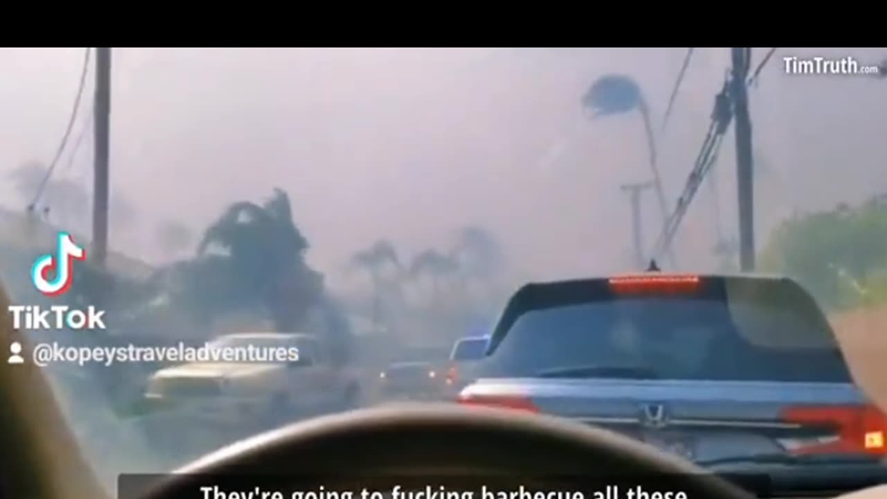 Police blocking cars evacuating from the fire why? 🔥