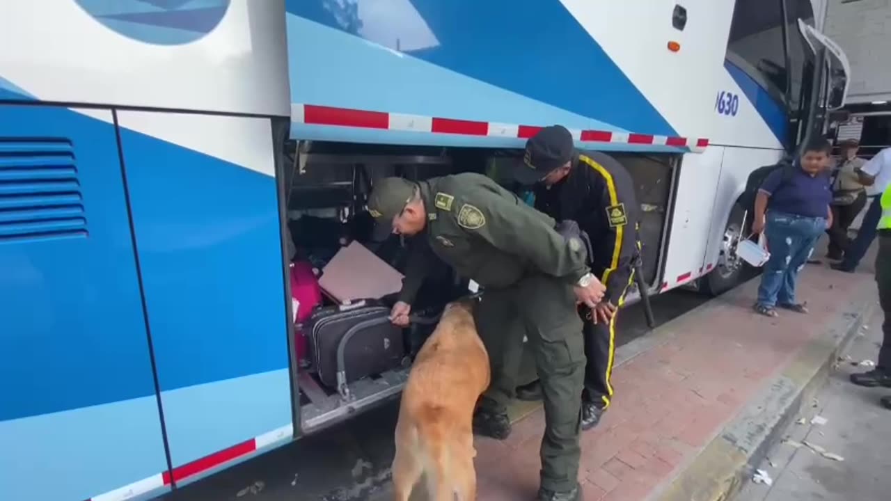 Policía brinda acompañamiento a viajeros en terminal de transportes