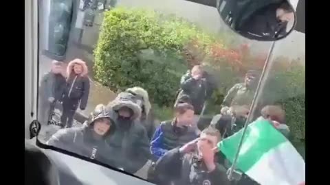 Irish youth preventing a bus full of migrants entering their town 🇮🇪