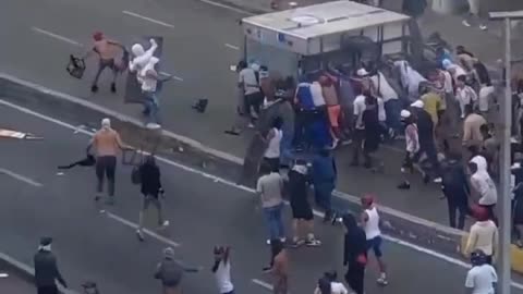 In questo momento in Venezuela è in atto un tentativo di colpo di stato.