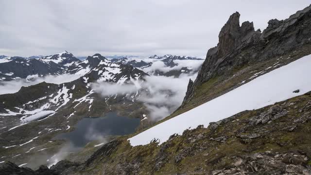 fog its coming to norwegian valley