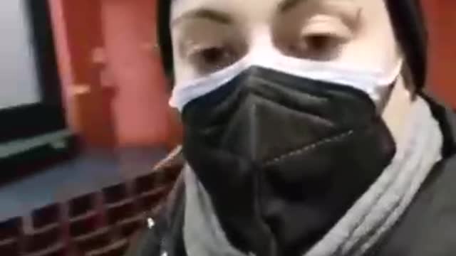 25 Dic. Sola al cinema, non c'è nessuno. Vi piace discriminare e portare avanti la narrazione?