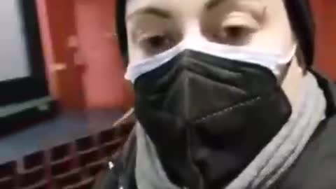 25 Dic. Sola al cinema, non c'è nessuno. Vi piace discriminare e portare avanti la narrazione?