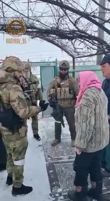 Ukriane: civilians hug Chechen soldiers