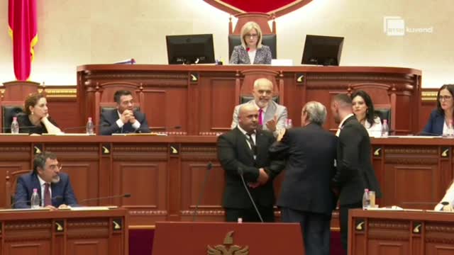 “O burracak, o i pafytyrë”, Berisha konfrontohet me Ramën në Parlament