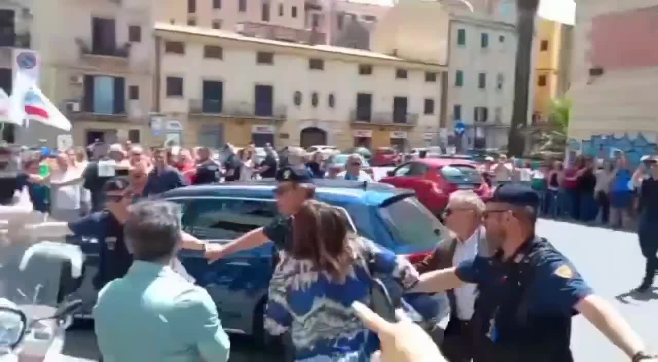 Italian health minister gets called "assasino" (murderer) by random people