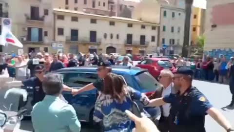 Italian health minister gets called "assasino" (murderer) by random people