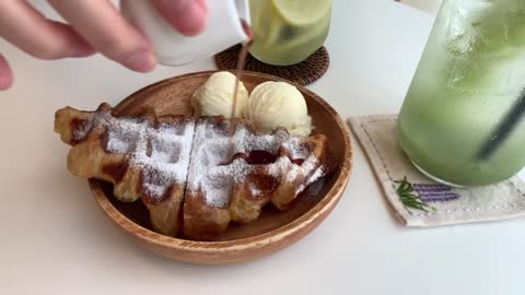 How to enjoy croissant the most.