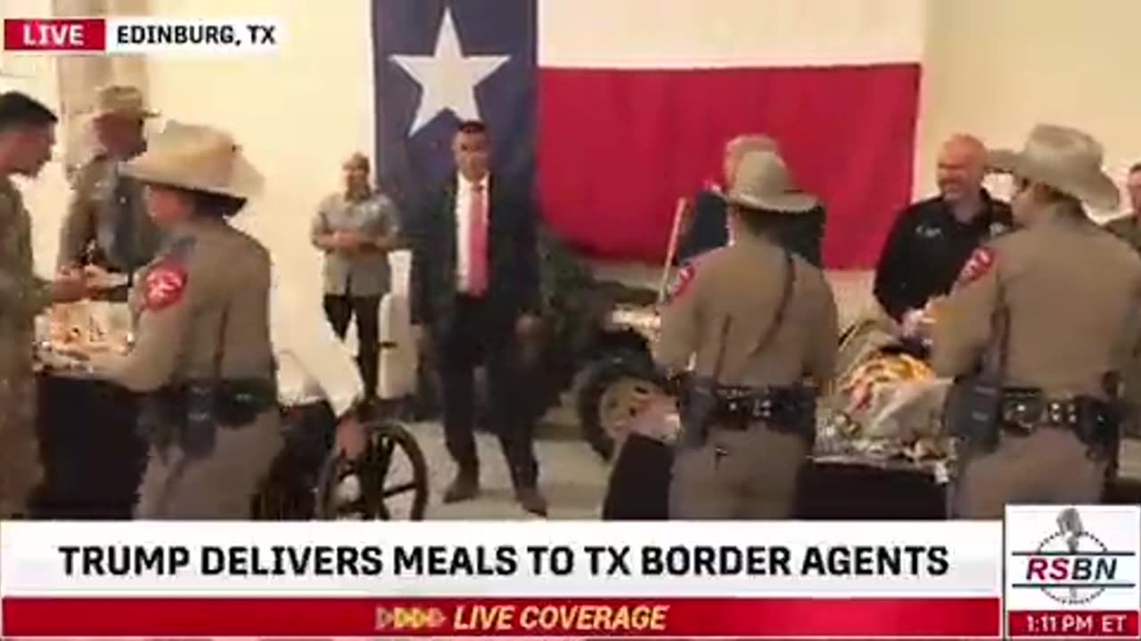 🚨 BREAKING: Donald Trump serves meals to Texas National Guard,