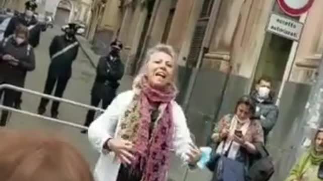 Dottoressa cura il covid al telefono