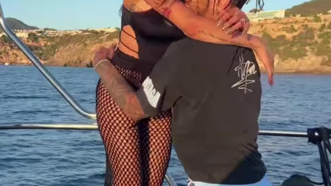 Mia Khalifa titanic version.. 😅