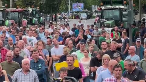 German Farmers Enclose the Bonn Ministry of Agriculture in Demonstration Against Climate Stupidity
