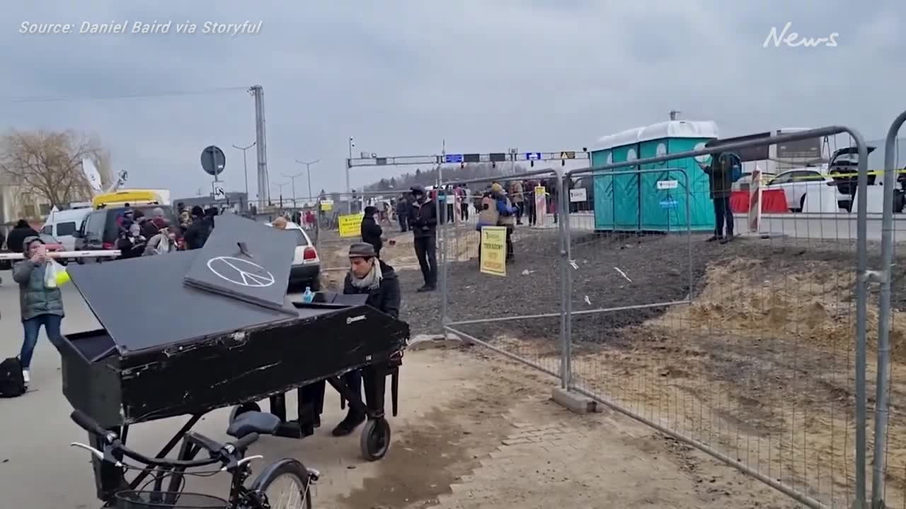 Man plays piano for Ukrainian refugees at Polish border