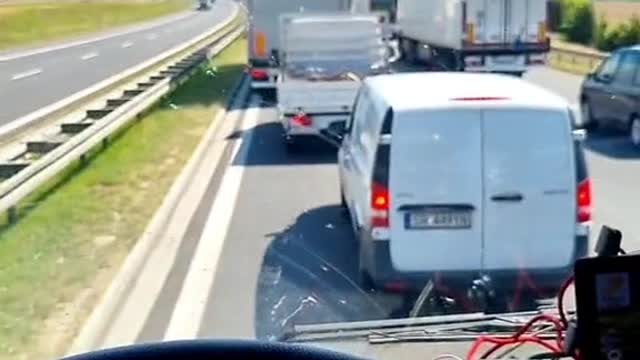 Repair the car when the big truck driver is stuck on the highway.