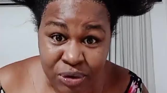The woman trying to sensualize and gets on very badly