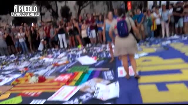 Barcelona| Los catalanes rinden homenajes a las víctimas de los atentados del 17A defendiendo al Rey