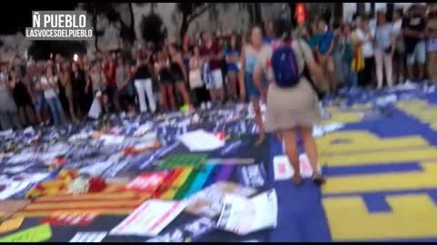 Barcelona| Los catalanes rinden homenajes a las víctimas de los atentados del 17A defendiendo al Rey
