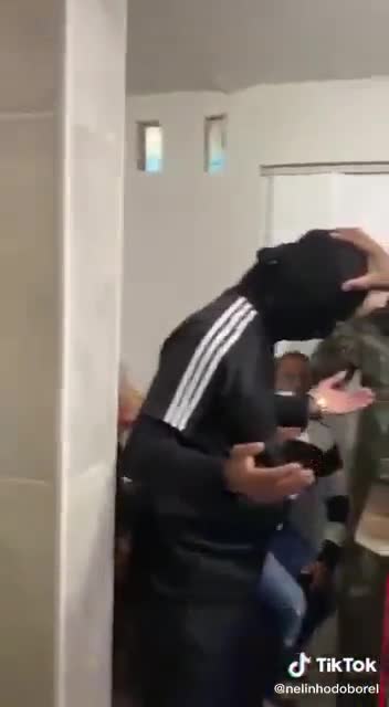 Homens armados pedem oração em comunidade antes de confronto