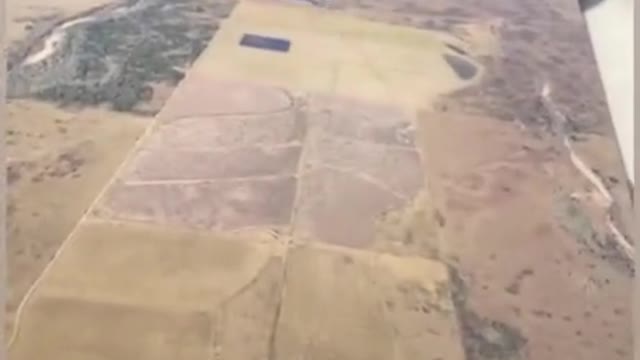 The plane stoped in the air by strong wind