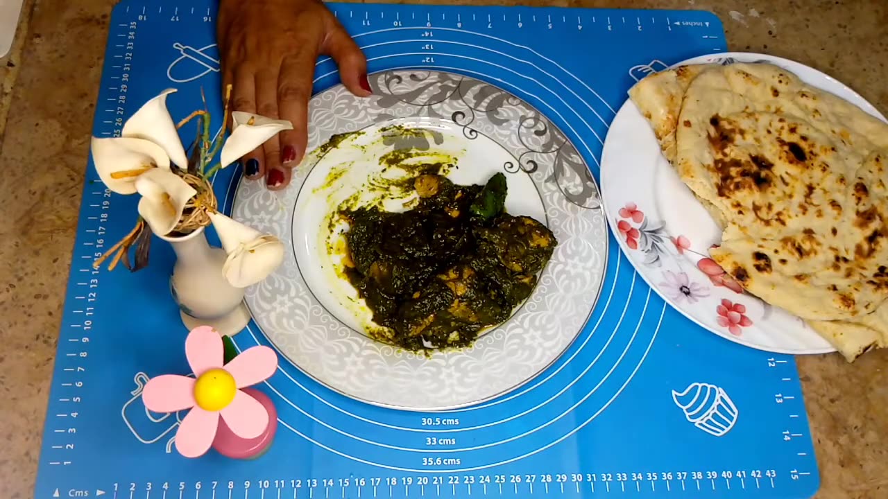 (っ◔◡◔)っ ♥ how to make palak gosht(chicken) with surprise recepie in it ♥