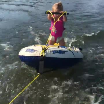 Niña de dos años la rompe haciendo ski acuático